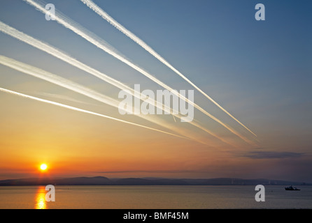 Kondensstreifen über die Bucht von Swansea, Wales Stockfoto