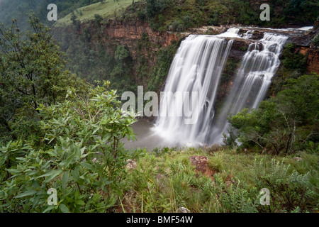 Weitwinkelaufnahme des kaskadierenden Lisbon Falls in Ukhahlamba Drakensberg Nationalpark of South Africa Stockfoto