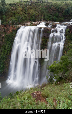 Weitwinkelaufnahme des kaskadierenden Lisbon Falls in Ukhahlamba Drakensberg Nationalpark of South Africa Stockfoto