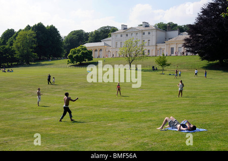 UK SPIELEN FRISBEE IM KENWOOD HOUSE IN HAMPSTEAD LONDON Stockfoto