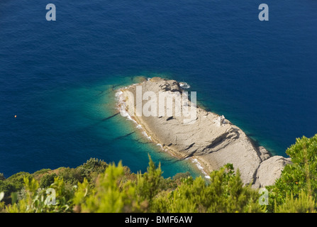 Luftaufnahme von Chiappa Punkt im Mittelmeer, Ligurien, Italien. Foto mit polarisierten filter Stockfoto