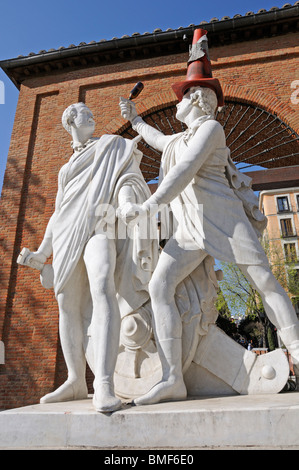 Madrid, Spanien. Plaza del Dos de Mayo. Marmorstatuen von Daoiz und Velarde (zwei Kapitäne führen den Widerstand in der Schlacht) Stockfoto