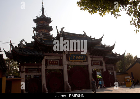 Eingang der Longhua Tempel, Shanghai, China Stockfoto