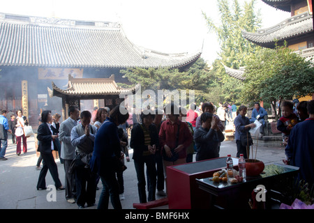 Gläubige beten in Longhua Tempel, Shanghai, China Stockfoto