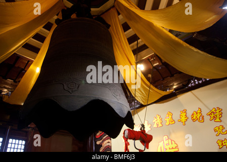 Riesigen Bronzeglocke im Glockenturm, Longhua Tempel, Shanghai, China Stockfoto