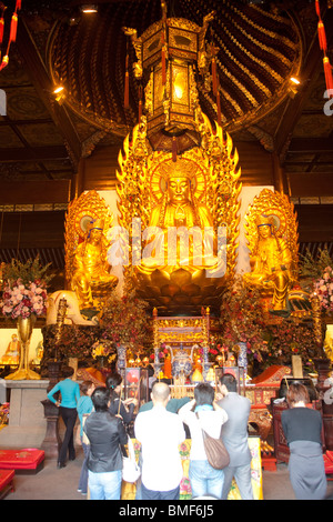 Gläubige beten in der Mahavira Palast mit dem Longhua Tempel, Shanghai, China Stockfoto