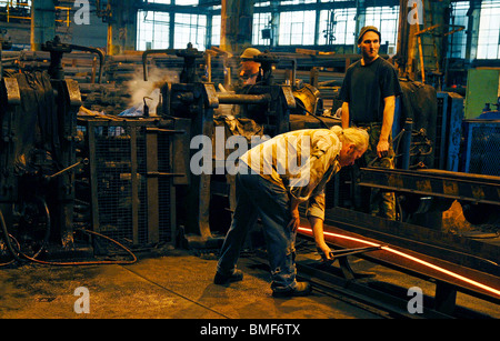 Bill Pinchers Fütterung Bandstahl durch die Mühle am John Legg in Ettingshall, Wolverhampton Stockfoto