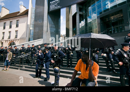 Anti-Aufstand Polizisten schützen die Opera Bastille während der Schwarzarbeiter Demonstration in Paris Stockfoto