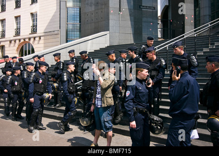 Anti-Aufstand Polizisten schützen die Opera Bastille während der Schwarzarbeiter Demonstration in Paris Stockfoto