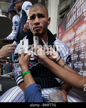 Miguel Cotto, Puerto-Ricanischer Boxer Superweltergewicht wiegen Yankee Stadium, wo er Yuri Foreman 5. Juni 2010 kämpfen. Stockfoto