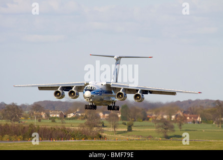 Volga Dnepr Ilyushin Il76 TD-90VD landet auf dem London Luton Stockfoto