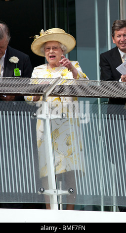 Die britische Queen Elizabeth in Epsom Race Course beobachten das Pferderennen Derby 2010 Stockfoto