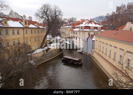 Ausflugsschiff auf Kanal Čertovka, Prag Stockfoto