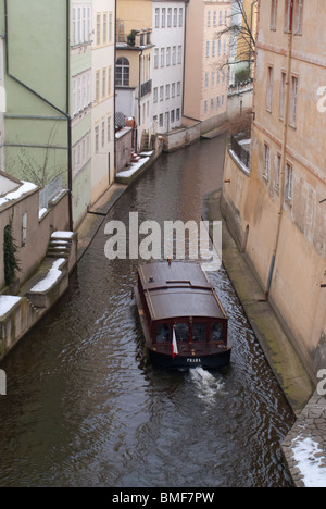 Ausflugsschiff auf Kanal Čertovka, Prag Stockfoto