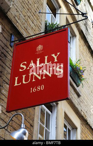 das Schild über "Sally Lunns" Teestuben in Bath, Großbritannien Stockfoto