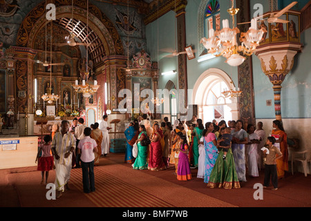 Indien, Kerala, Champakulam Dorf, syrische Christian Church Interieur, Taufe Dienst im Gange Stockfoto