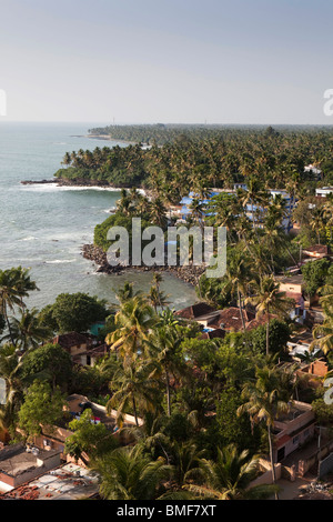 Indien, Kerala, Kollam, erhöhten Blick auf Küste und Kuestenimmobilien vom Leuchtturm Stockfoto