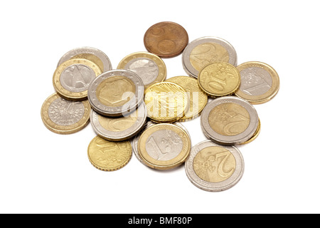 Euro-Münzen, die Wohlstand, Finanz- und Wirtschaftskonzepte auf einer weißen Oberfläche darstellen. Stockfoto