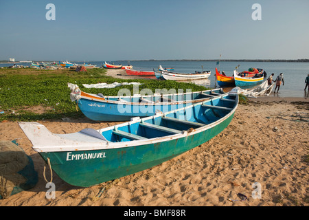 Indien, Kerala, Kollam, Thangassery Fischer am Strand am späten Nachmittag Stockfoto