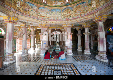 Indische Frauen beten. Bhanda Shaha Jain-Tempel. Bikaner. Rajasthan. Indien Stockfoto