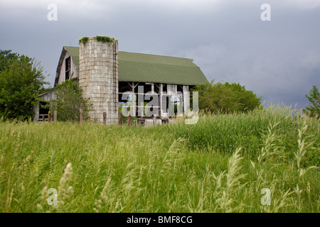 Verlassenen, heruntergekommenen Scheune Klammern für einen Sturm Stockfoto