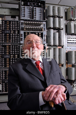 Sir Maurice Wilkes mit dem Hexe-Computer in The National Museum of Computing, Bletchley Park Stockfoto