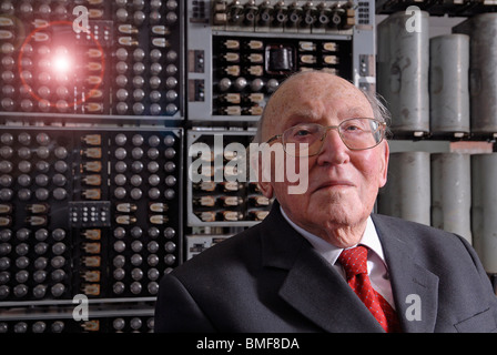 Sir Maurice Wilkes mit dem Hexe-Computer in The National Museum of Computing, Bletchley Park Stockfoto