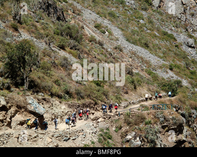 Wanderer auf dem berühmten Inka-Trail die antiken Ruinen von Machu Picchu in Peru Stockfoto