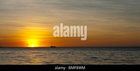 Erfassen den traumhaften Sonnenuntergang am Mindil Beach berühmt für seine Märkte bei Sonnenuntergang in Darwin Australien. Stockfoto