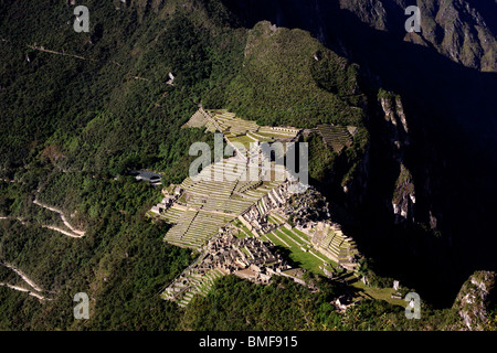 Blick auf den Sonnenaufgang über dem alten Inka Ruinen in Machu Picchu in der Nähe von Cusco in Peru vom angrenzenden Huayna Picchu Gipfel Stockfoto