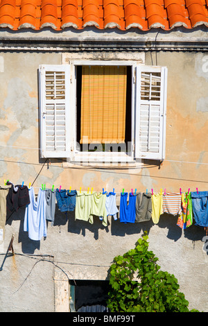 Fenster und Wäsche Stockfoto