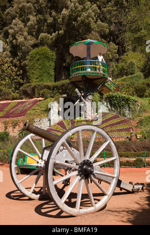 Indien, Tamil Nadu, Udhagamandalam (Ooty), Botanischer Garten, italienischer Garten Terrasse, alte britische koloniale Feldgeschütz Stockfoto