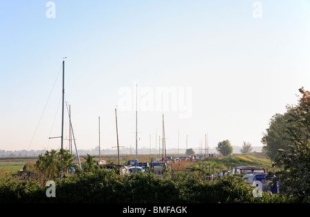 Am frühen Morgen Landschaft von Hardley Staithe, Norfolk, England, mit Masten der festgemachten Segeln Handwerk. Stockfoto