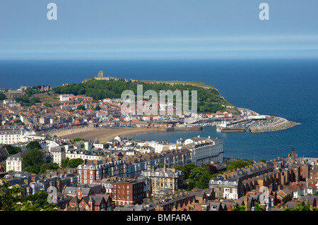 Scarborough Castle Landzunge, Hafen und Stadt von Olivers Mount gesehen Stockfoto