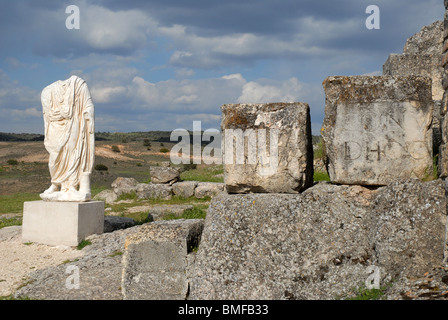 Römische Statue und lateinische Inschrift gemeißelt in Stein, Segobriga, in der Nähe von Saelices, Provinz Cuenca, Kastilien-La Mancha, Spanien Stockfoto