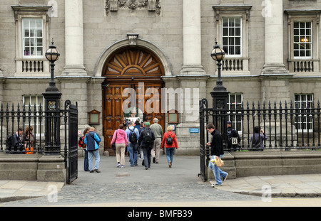 Besucher betreten Trinity College am College Green in Dublin Irland Stockfoto