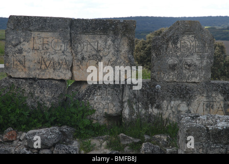 Detail der lateinische Inschrift in Stein, römischen Ruinen von Segobriga, in der Nähe von Saelices, Cuenca Provinz Kastilien-La Mancha, Spanien Stockfoto