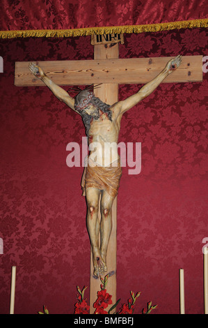 Kruzifix in der Kirche, Pueblo Blanco, Igualeja, Serrania de Ronda, Provinz Malaga, Andalusien, Südspanien, Westeuropa. Stockfoto