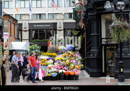 Blumenverkäuferin auf Grafton Street Dublin Irland Stockfoto