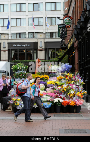 Blumenverkäuferin auf Grafton Street Dublin Irland Stockfoto