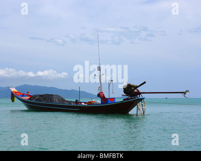 Traditionelle Thai Longtail-Angeln Motorboot vor Anker in der Nähe der Insel Koh Samui, Thailand Stockfoto