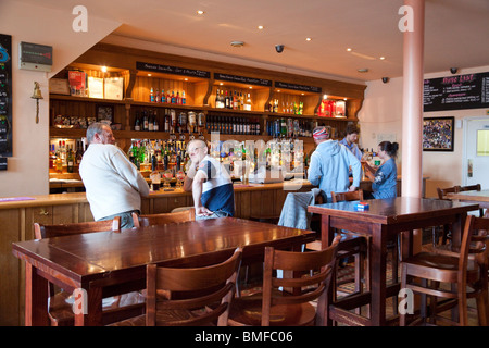 innerhalb der Schleuse & Fass Pub in Frinton am Meer Stockfoto