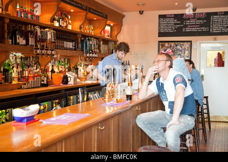 innerhalb der Schleuse & Fass Pub in Frinton am Meer Stockfoto