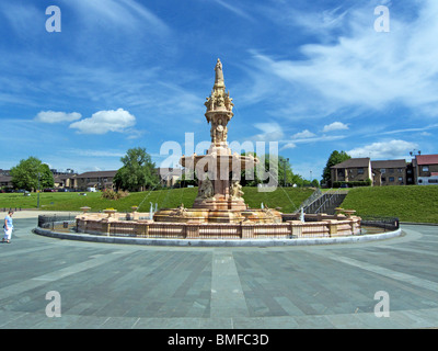 Die Doulton Springbrunnen im Glasgow Green Park im Eastend von Glasgow durch den River Clyde Stockfoto