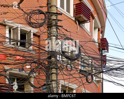 Telegrafenmast mit Kabelbaum in Shanghai, China Stockfoto
