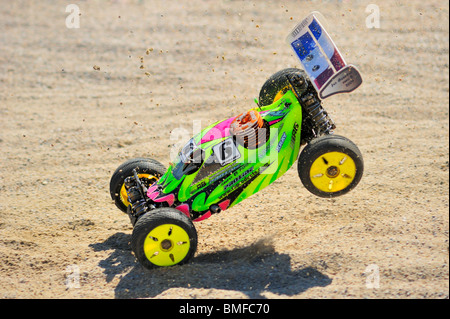 Eine ferngesteuerte Modell-Rennwagen landet auf einem Sprung während eines Rennens, Schmutz, fliegen Stockfoto