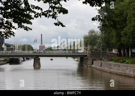 Brücke über den Fluss Aura in Turku, Finnland. Stockfoto