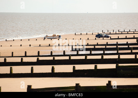 Strand von Frinton am Meer Essex UK zeigt die Wellenbrecher Buhnen Stockfoto