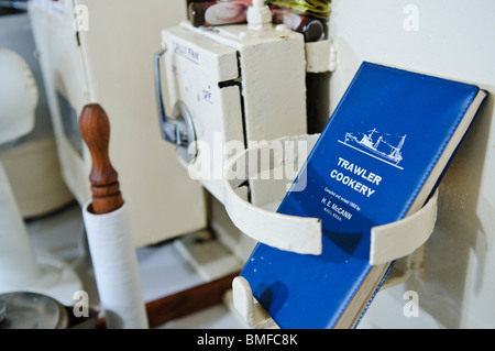 Buch "Trawler Cookery" in der Kombüse ein Tiefsee-trawler Stockfoto