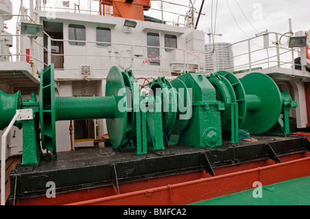 Winden auf einem Tiefsee-Trawler - verwendet für das Schleppen in Netzen voller Fische Stockfoto